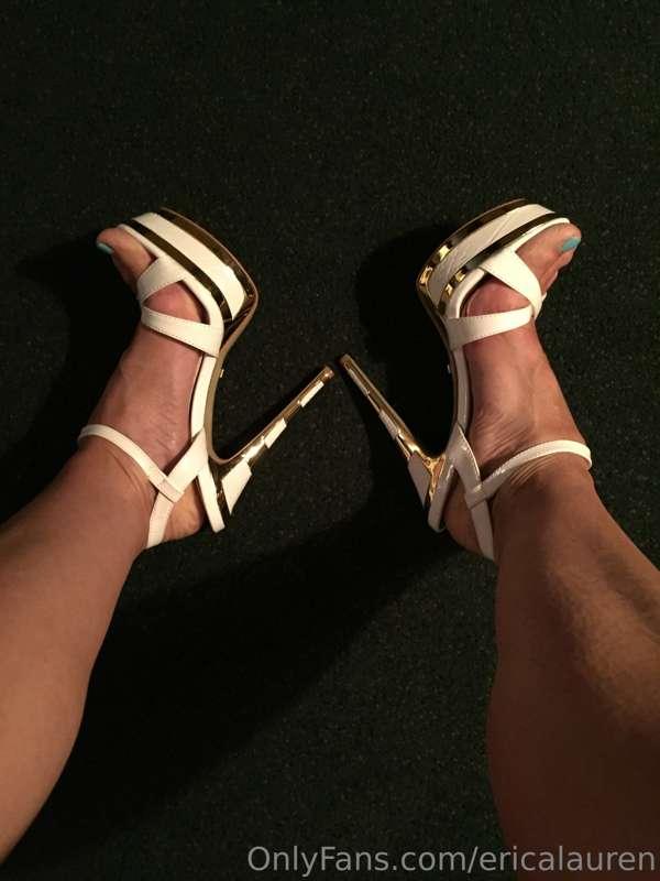 Tell me what do you think about these feet wearing heels? 😉👣