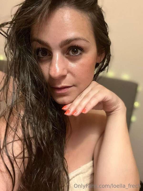 Frisch geduscht und horny. 🥵 Wie ist es mit dir Süßer? 😘