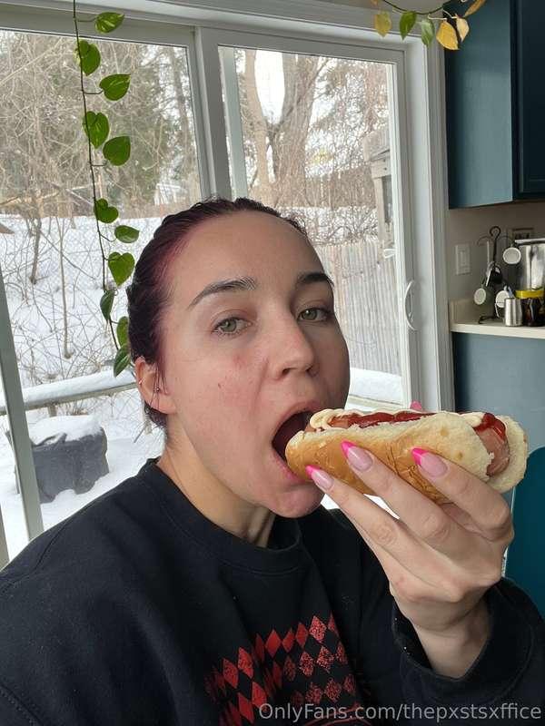 hotdog lunch that will give me heartburn all afternoon 😍