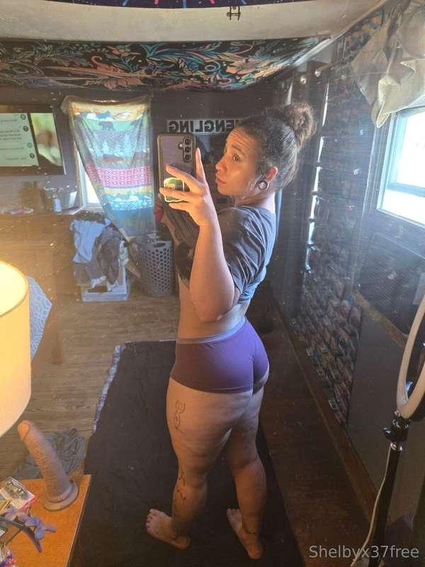⁽²⁴⁾ Follow @emmloomis 🍑 her page is all inclusive with NO P..