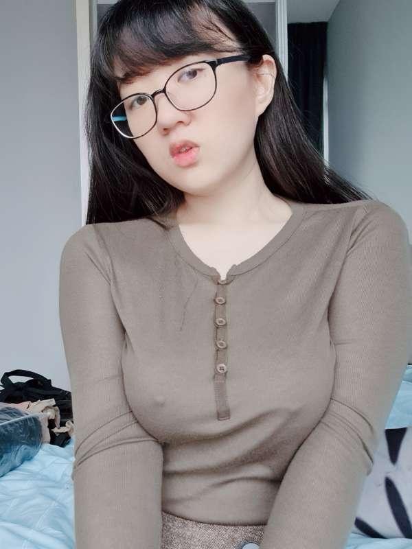 Peek a boob 👀