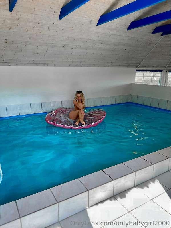 Pool party anyone? 🎈