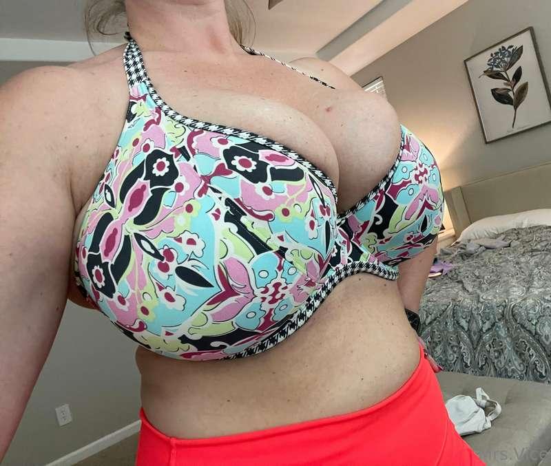 For those who enjoy my “too small” bikini content 😘