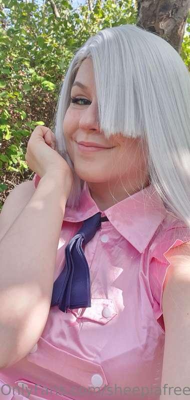 Found some cute Elizabeth selfies 🙈 to be honest the wig loo..