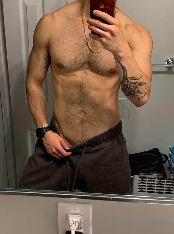 Been gaining some weight lately, mostly muscle💪🏽 Who else he..