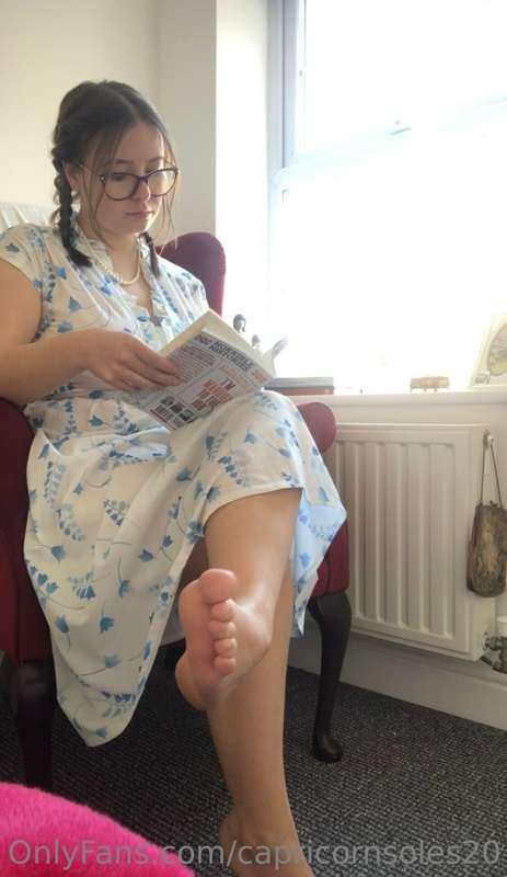 Reading my book barefoot just to tease you 😇