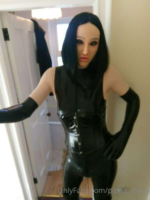 In keeping with the recent latex pics I gave these old Elsa ..