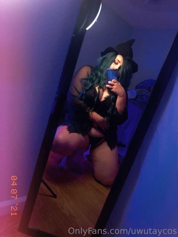Sharing some witchy gf vibes since Halloween is coming soon ..