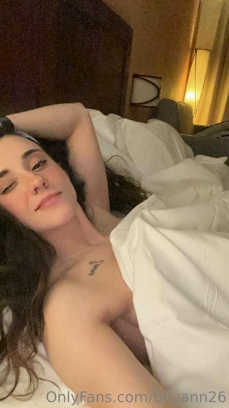 Buenas noches amores… tanta cama y solo para mi…🙄😴