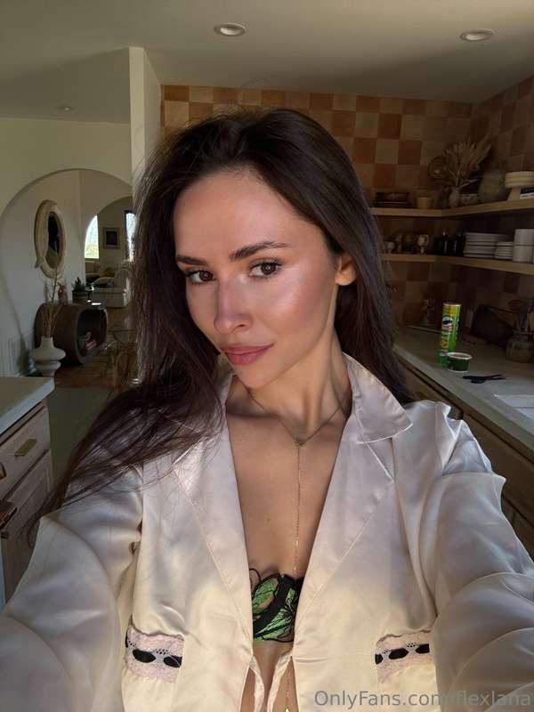 a quick selfie before heading out 💋 