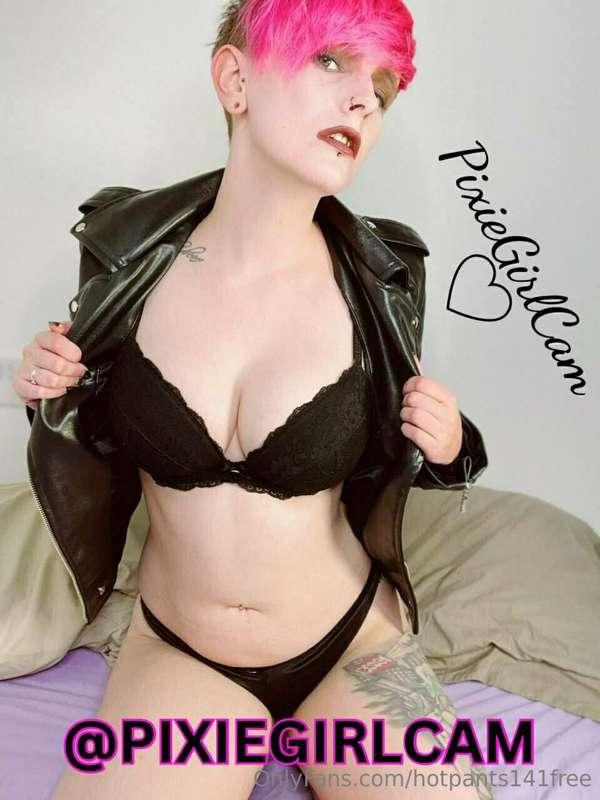Kinky Emo alt babe @PixieGirlCam wants to sext with you…

Su..