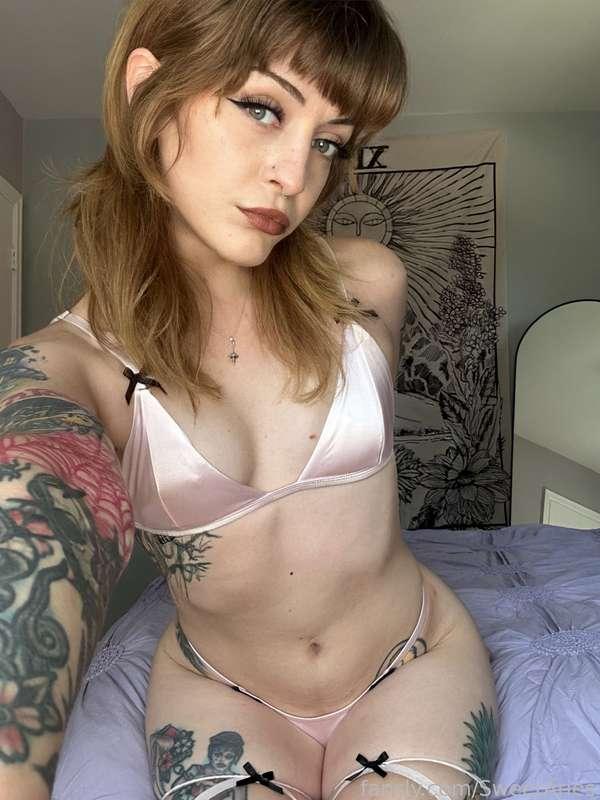 How cute is this bra and panty set? 
#cute #tease #thong #alt #tattoo #small #goth #gfe #sexting
