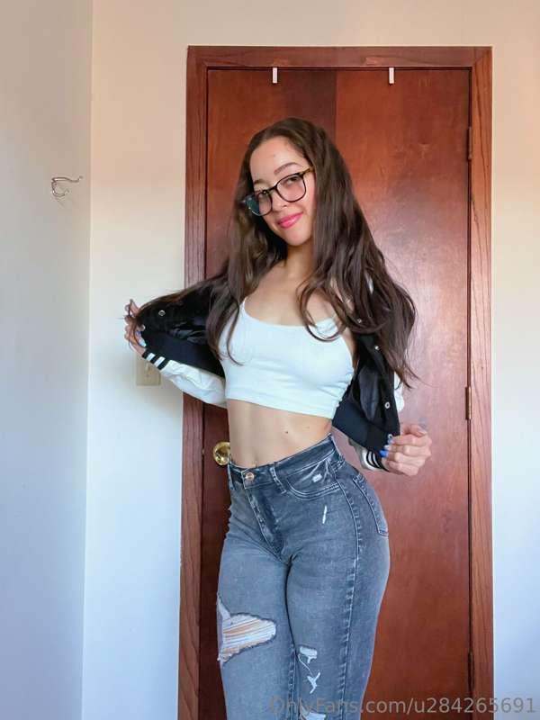 Stripping out of these tight jeans and tiny top ;)