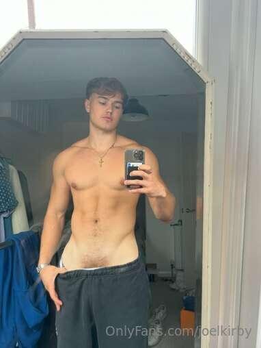 **Pic 1 or 2…. Which is your favourite? DM me and tell me👀💦*..