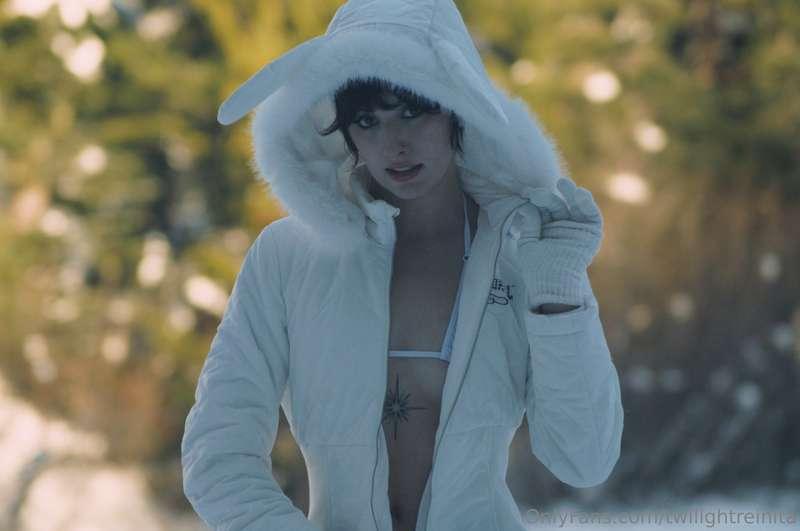 I love playing in the snow! Do you like my snow suit? ❄️🩵😘