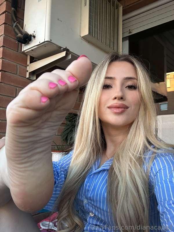 Worship my toes like they’re your altar 🙇🙏