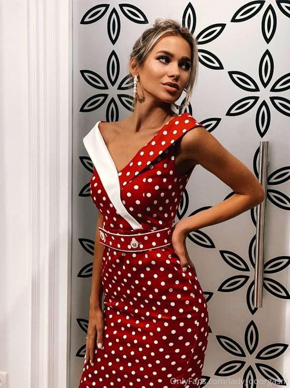 Put on this dress so you can fuck me like a queen 🤤😈