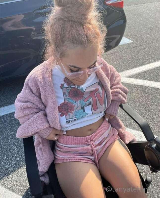 No bra and messy bun vibes! 🥰