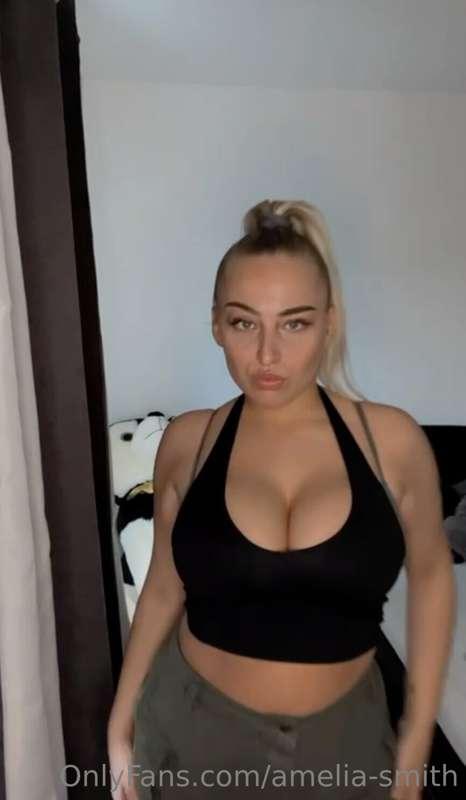 those boobs are yours for one night.. what would you do? 🍒

..