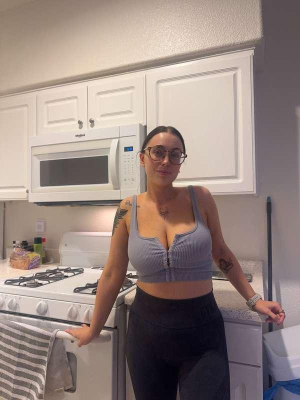 This mommy cooks and cleans 