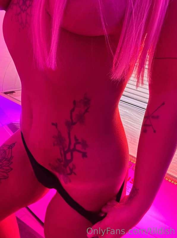 maintain the tan despite the snow outside 🙈💋