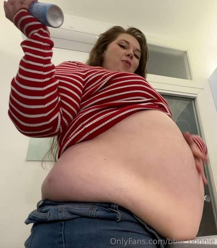 I feel so sexy when my belly is BURSTING full like this. I h..