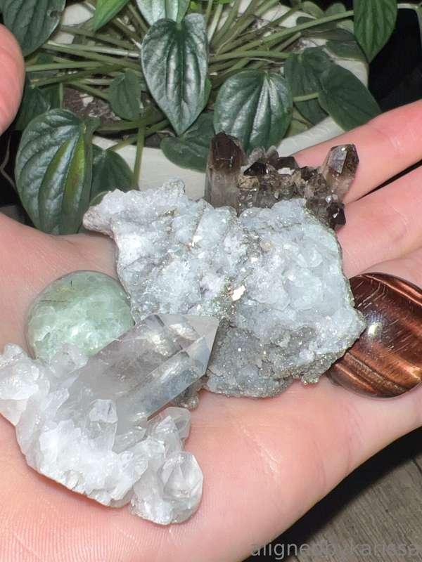 New crystals I got today 🤍
I love having crystals in my home..