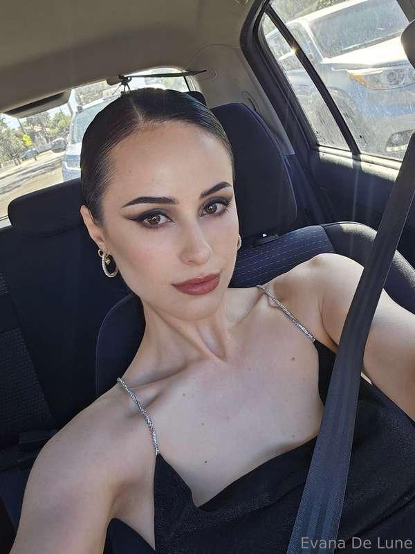 Who's going to buy me a drink tonight? 🥂I'm on my way out to..