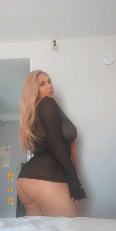 Wanna worship all these curves? 💋