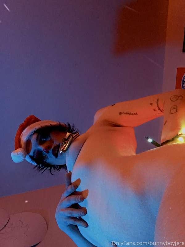 im gonna be doing a 12 days of christmas themed series of me..