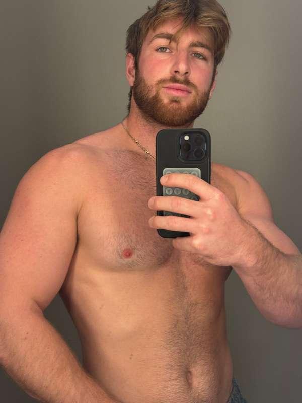 Comment a ❤️ and I’ll send you boys some slutty V-Day pics l..