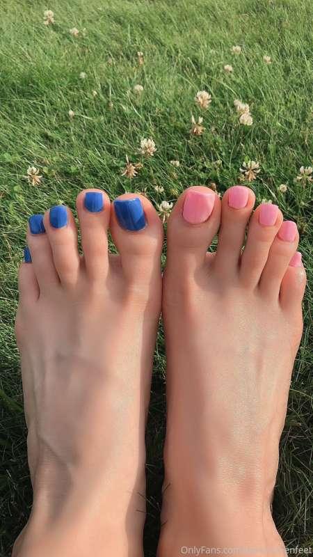 So cute and dainty 🦶🏼🌸🦶🏼