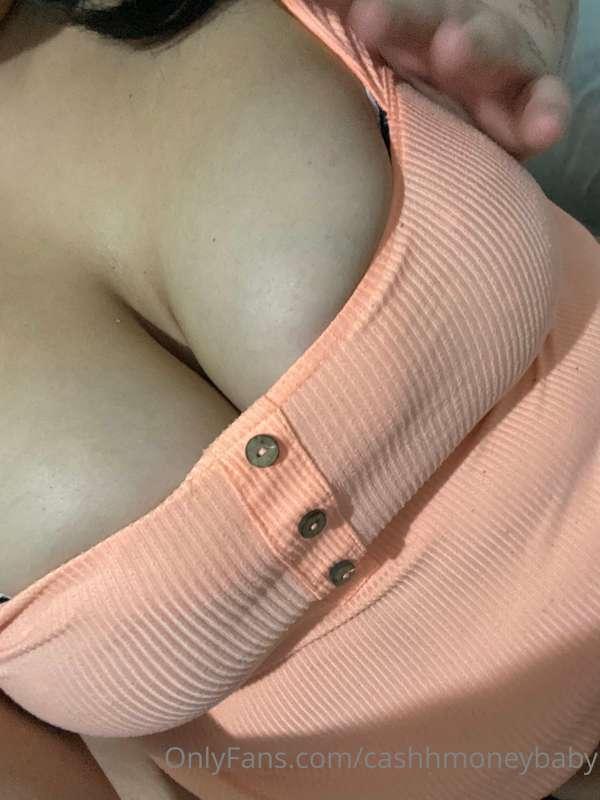 Different bitch every season showin me that Cleavage- gunna