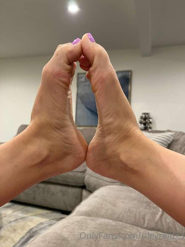 Feet for the foot lovers here!!!! 
Tip for a foot fetish vid..