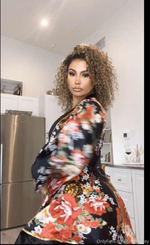 Sneak up behind me and take off my robe ❤️