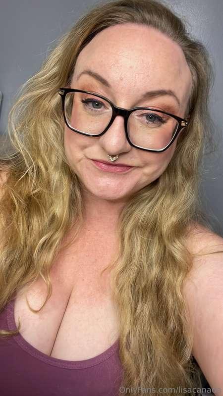 This yummy mommy wants to have a sexting session with you! 😘..