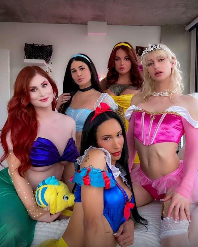 ***Five Princesses!*** 👑 *You’ve been wanting to see this al..