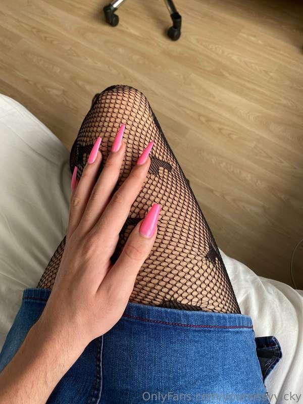 New fit, what’s under my skirt? 🤭💕