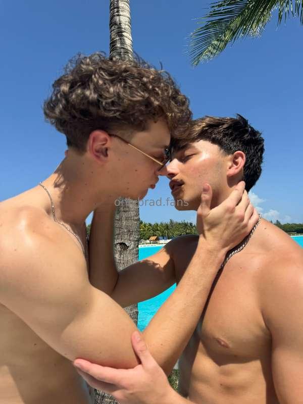 should we kiss? 💋 @kylejacobswild