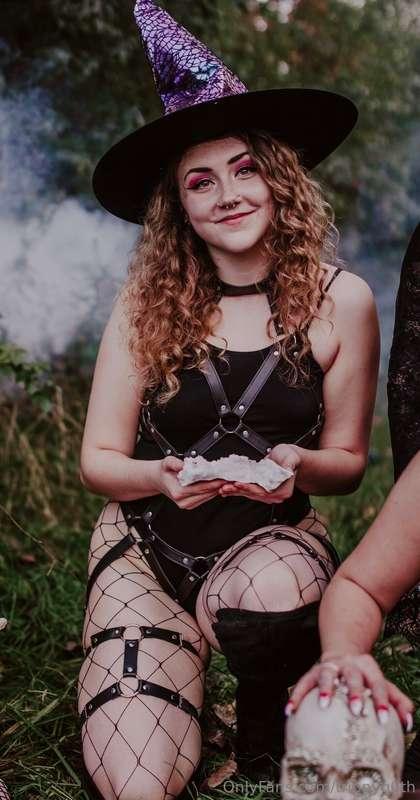 OMG, a Real Life WITCH!!! 🖤🦇🕯️  (come see what magic she has..