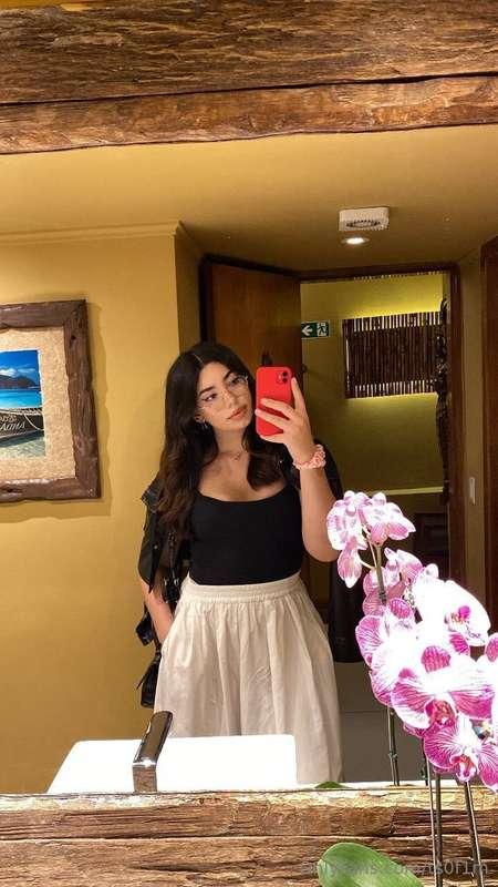 Did you notice there are two flowers in the photo?🌸🌸