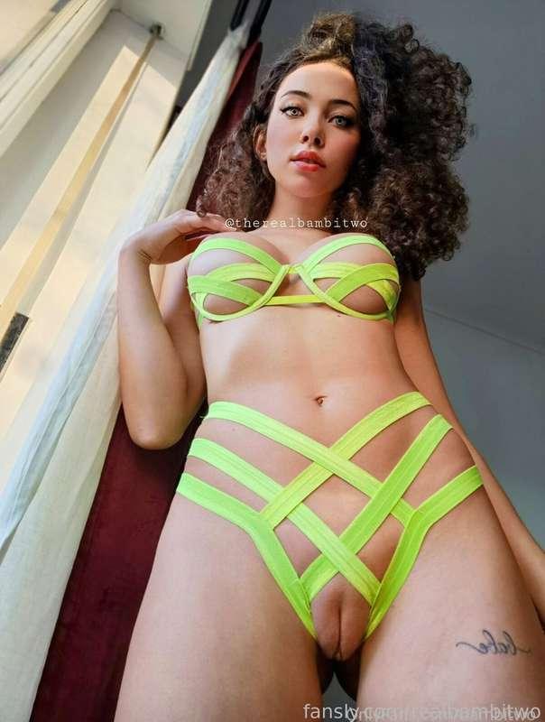 Do you like my lingerie? 💚

#pussy #skinny #mommy #young #cute #egirl #bigboobs #tummy #italian #innie