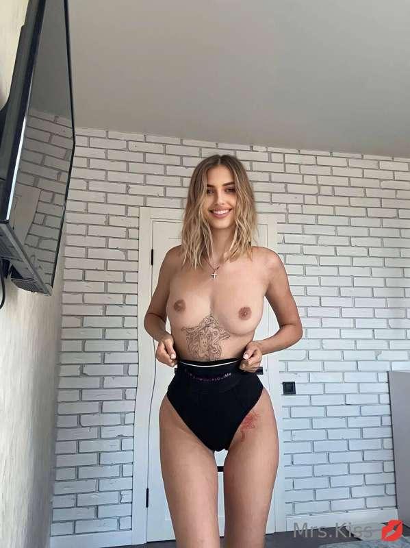 Let me distract you 👉@nellie_nellie
Cute girl @nellie_nellie..