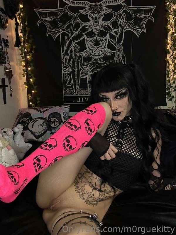 its spooky season which means u have to rail me with a mask ..