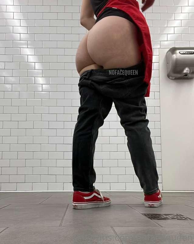 I want a cock between my cheeks 😋