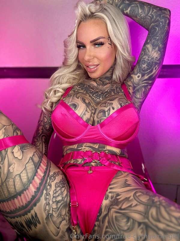 Guess what’s tatted outside and inside pink ? 😜💕