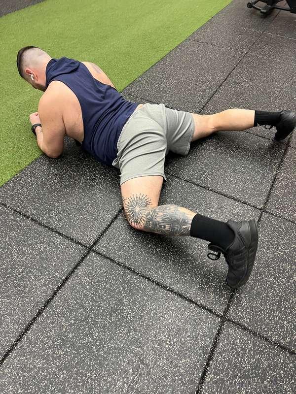 Sonn showing off his hole for the gym Dads 😈 Want to whiff i..