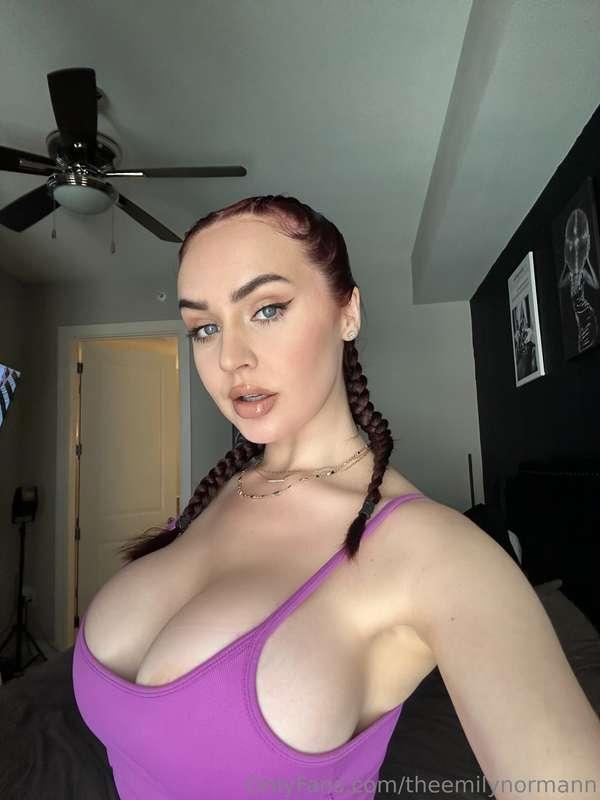 What are your thoughts when you look at those big tits?🥵