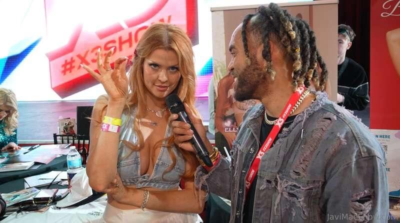 AVN with the one and only @ellyclutch 😈 talking sex position..