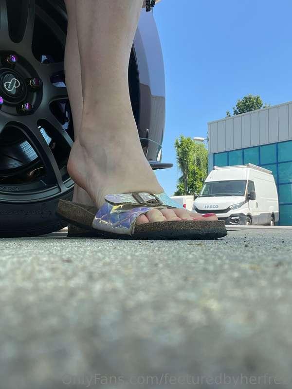 Tip the post and you’ll get more photo’s but barefeet 👅🫦